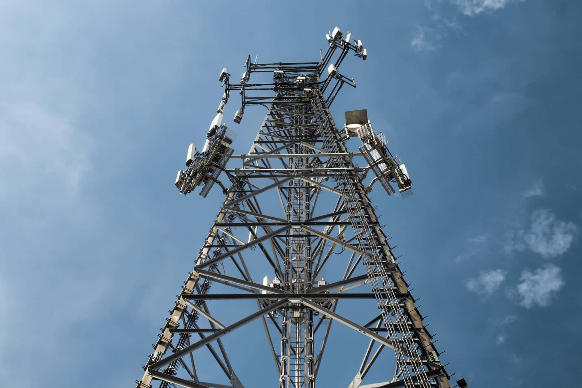 Pylône télécom équipé d'antennes — sécurisation foudre et mise à la terre par ENERCOS