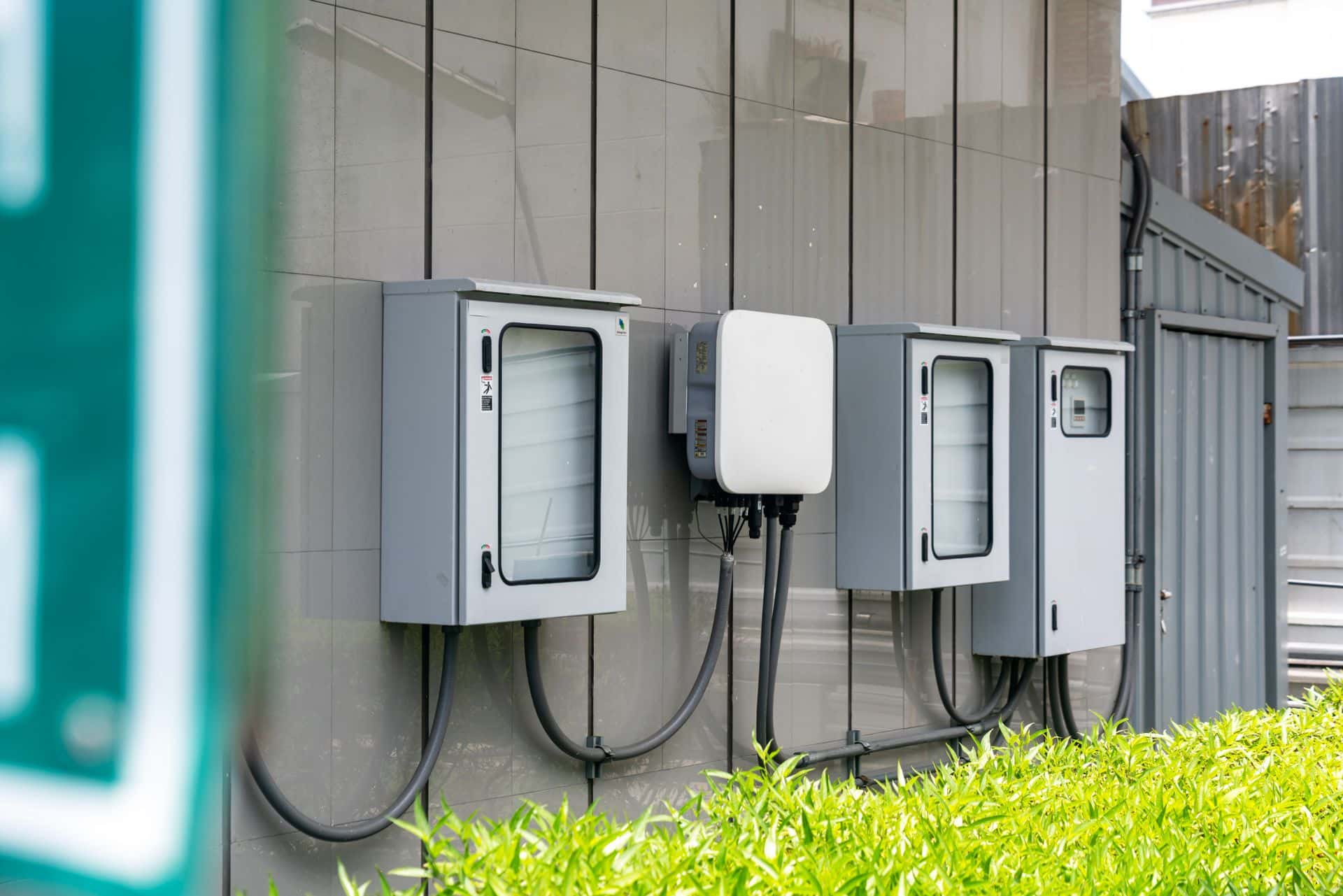 Armoires électriques et onduleurs entretenus par ENERCOS