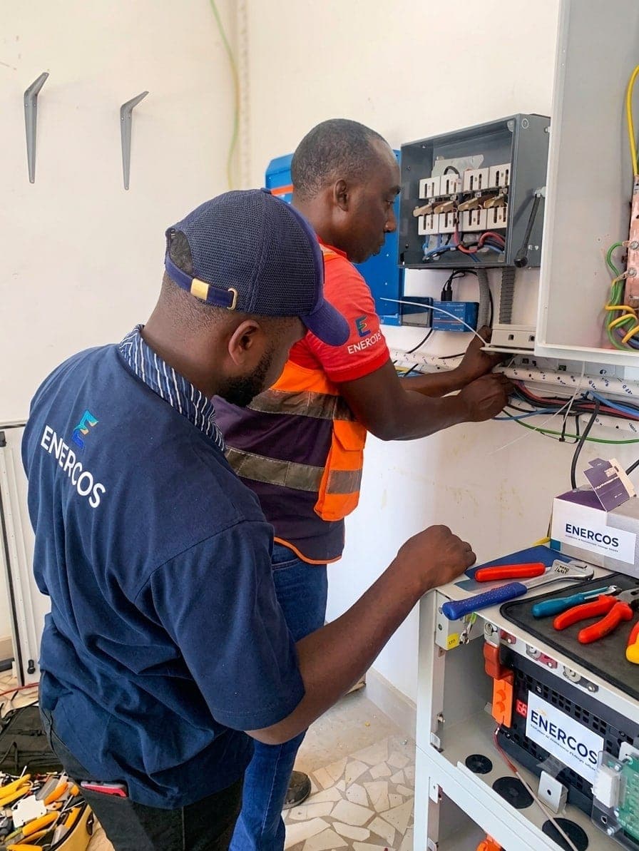 Techniciens ENERCOS en intervention sur une installation électrique