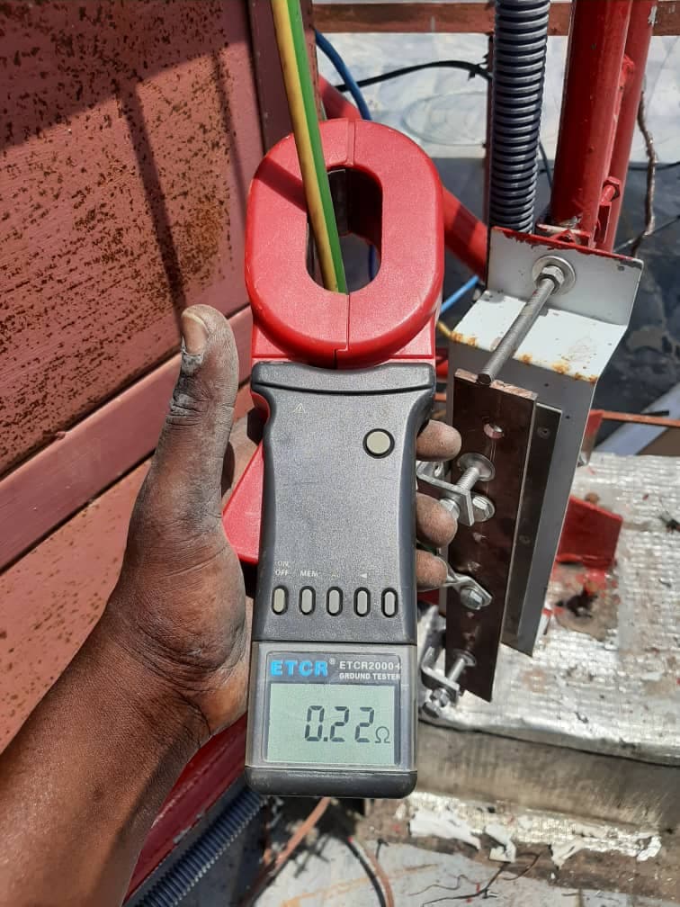 Mesure de résistance de terre au telluromètre sur un site télécom