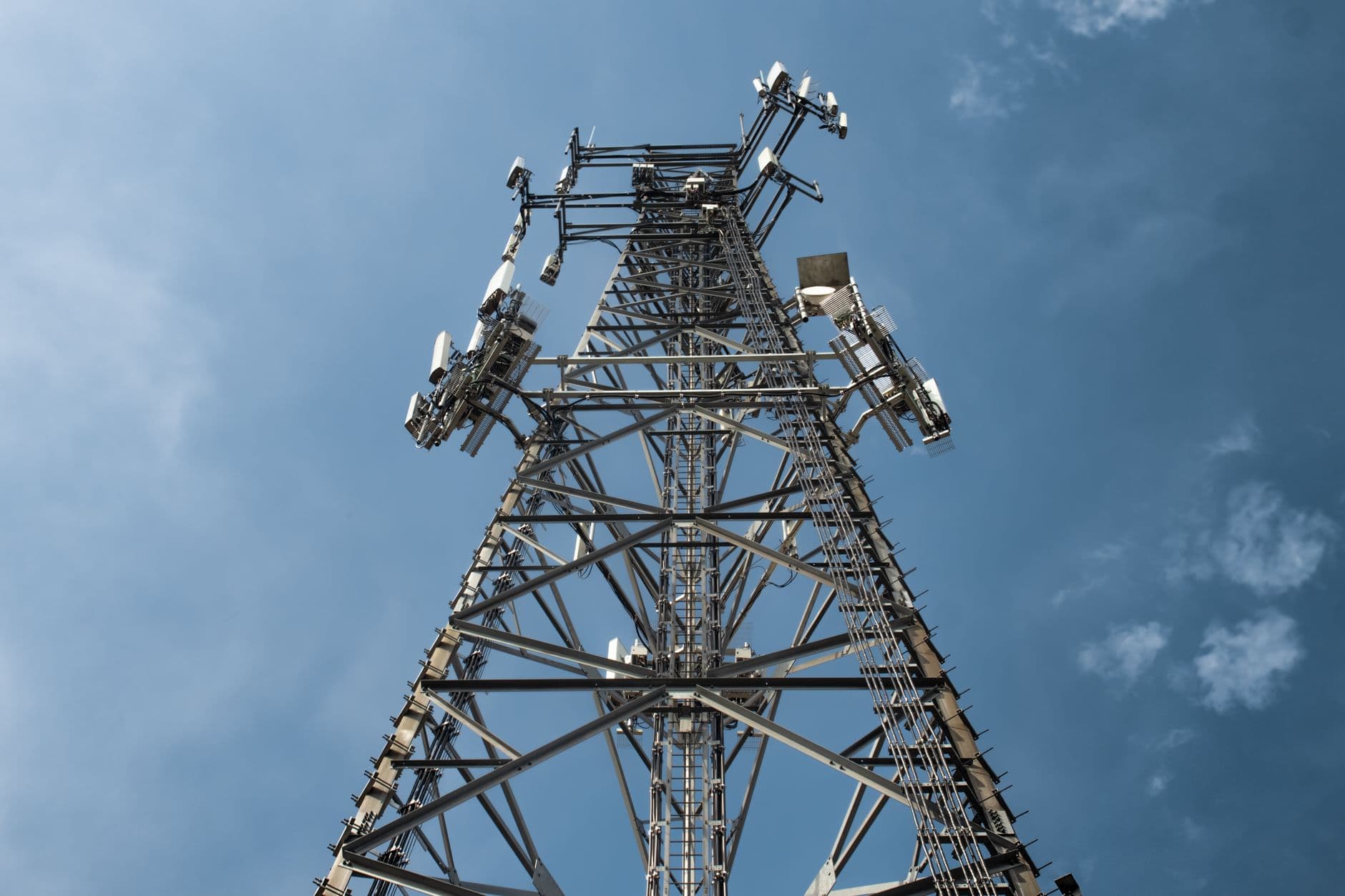 Pylône télécom équipé d'antennes — sécurisation foudre et mise à la terre par ENERCOS