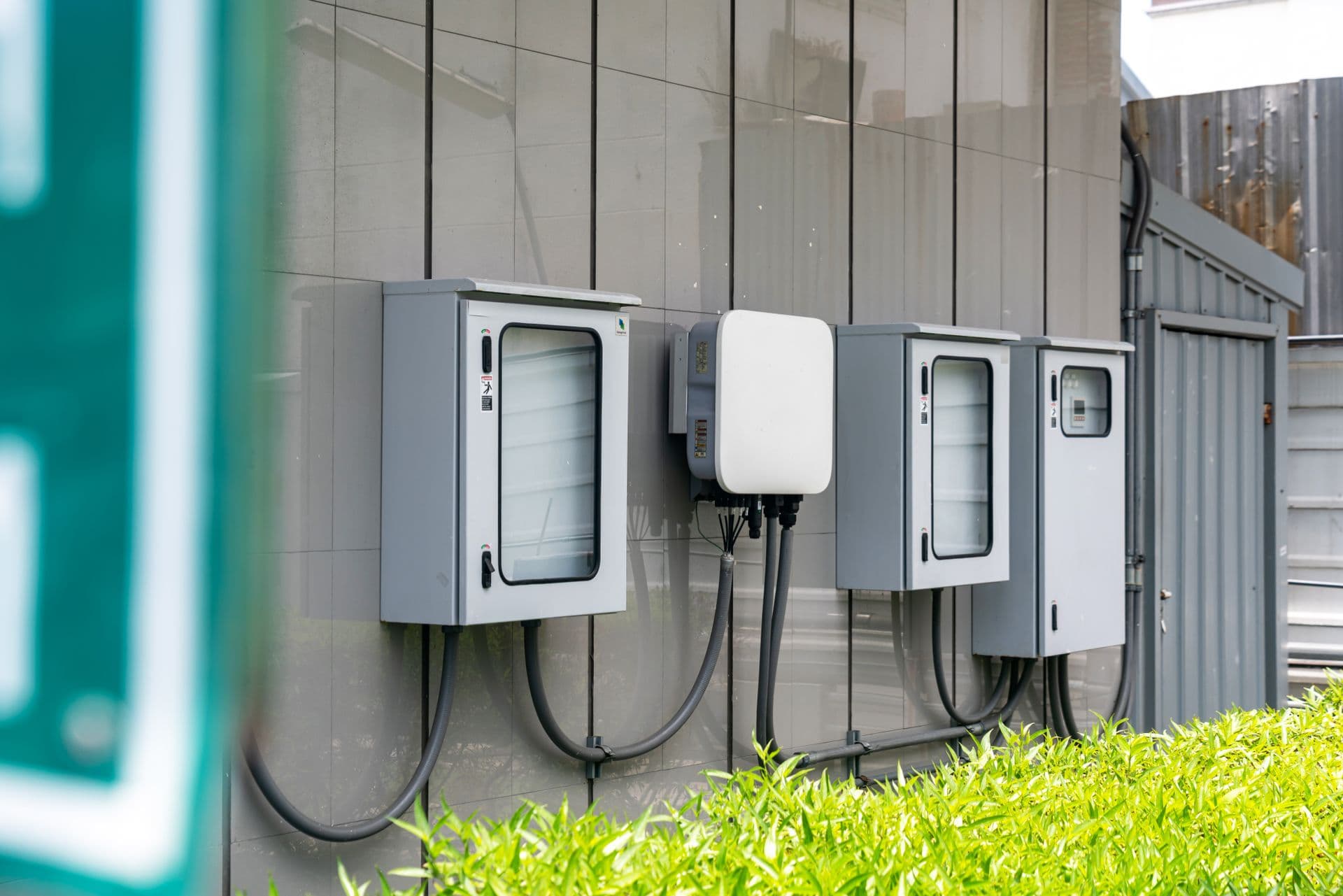 Armoires électriques et onduleurs entretenus par ENERCOS